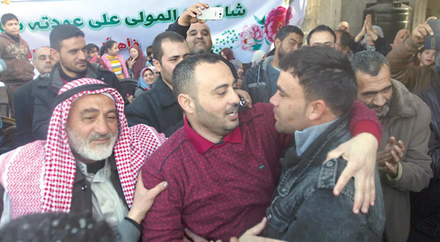 الفلسطيني وحيد بورش يحتفل مع عائلته في مخيم جباليا بعد إطلاق سراحه من السجون الإسرائيلية (أ.ف.ب)