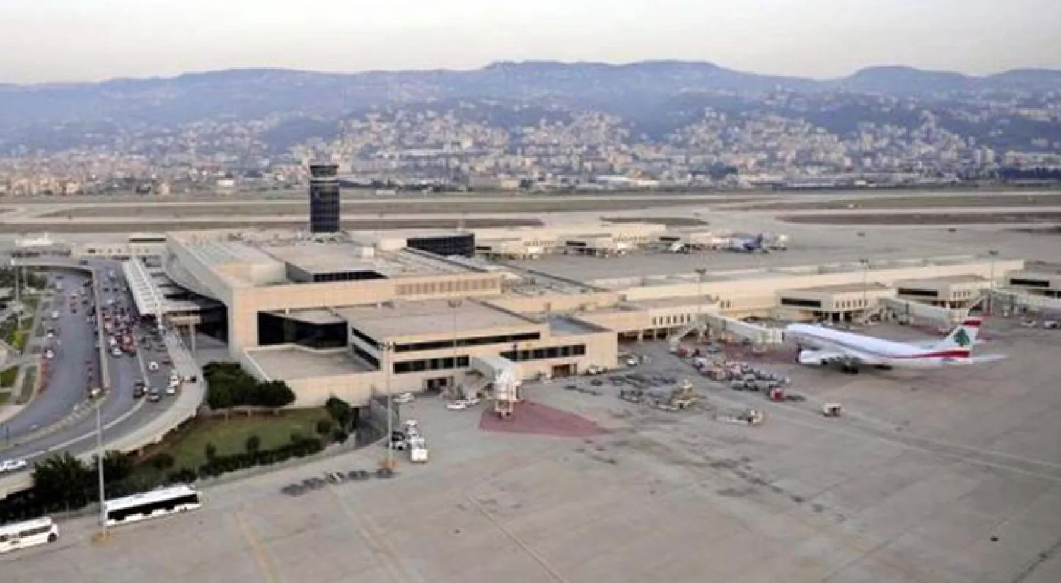 القضاء يغلق مطمرا للنفايات قرب مطار بيروت