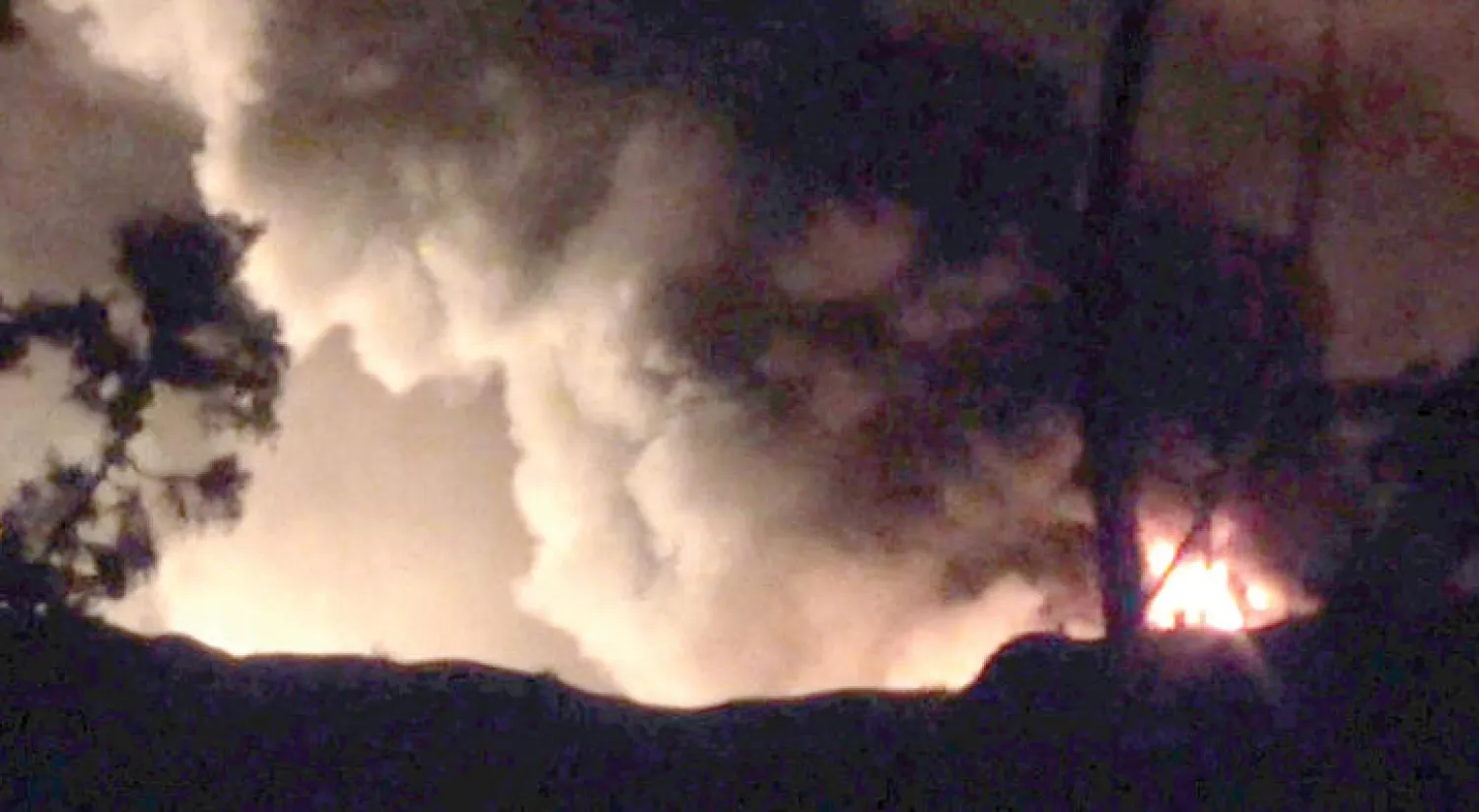 أعمدة الدخان وألسنة النيران تتصاعد من مطار المزة العسكري قرب دمشق بعد قصفه فجر أمس (رويترز)