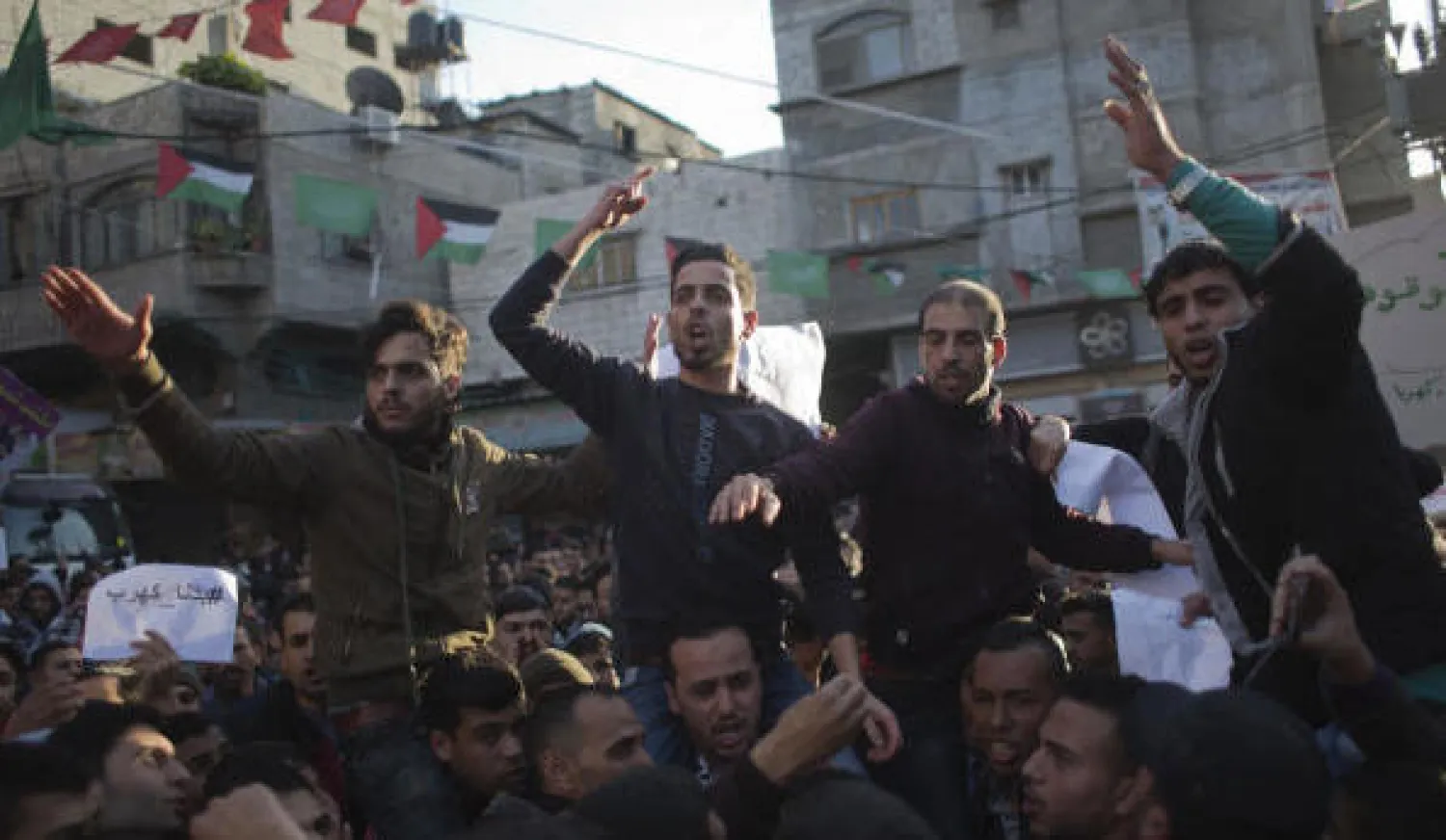 فلسطينيون يتظاهرون احتجاجًا على انقطاع التيار الكهربائي في مخيم جباليا للاجئين بشمال قطاع غزة