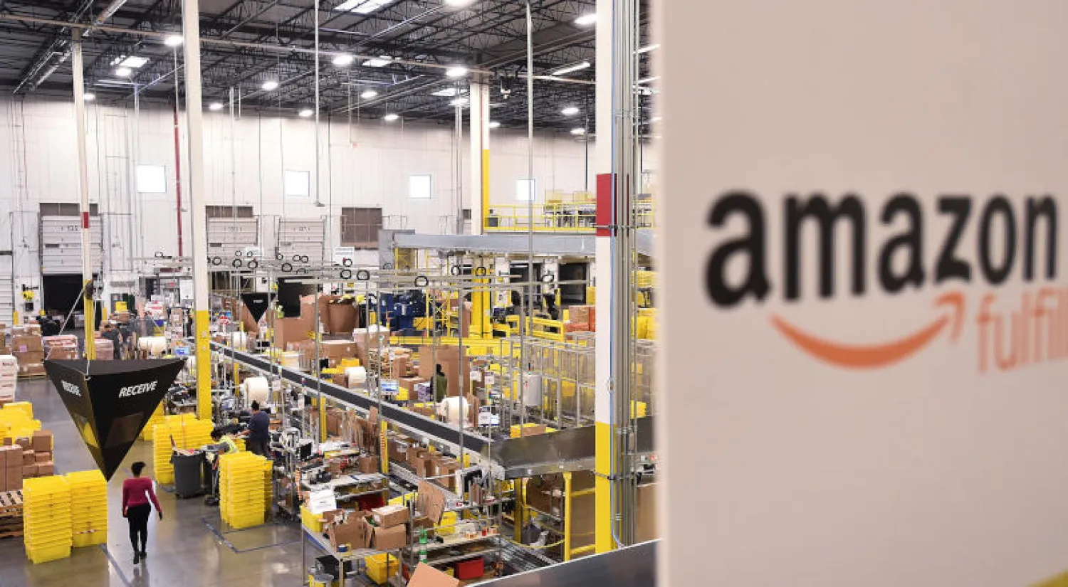 عمال بأحد مراكز أمازون في تريسي بولاية كاليفورنيا