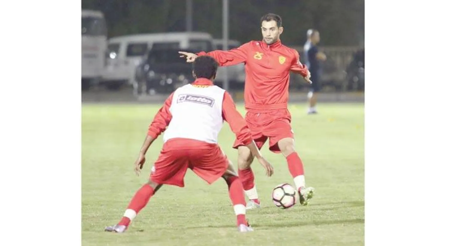 سعد الأمير خلال تدريبات فريقه القادسية («الشرق الأوسط»)