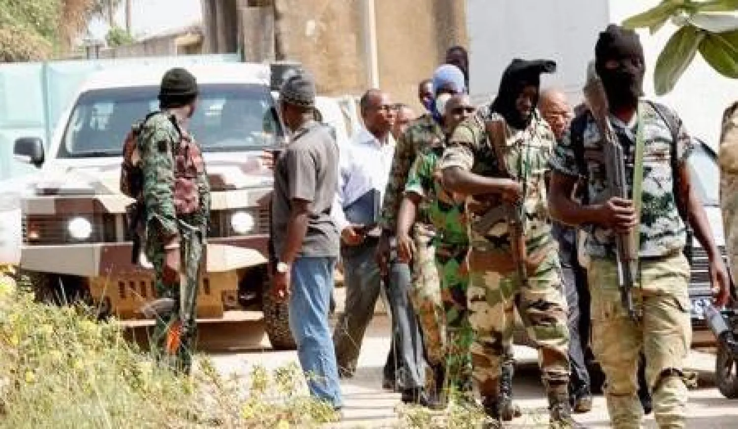 جنود متمردون لدى وصولهم لإجراء محادثات مع وزير دفاع ساحل العاج في بواكي يوم 7 يناير كانون الثاني 2017. - رويترز