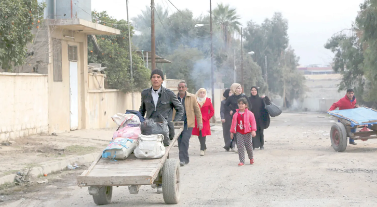 مدنيون يعودون أول من أمس إلى مناطقهم المحررة في الجانب الأيسر من الموصل (أ.ب)