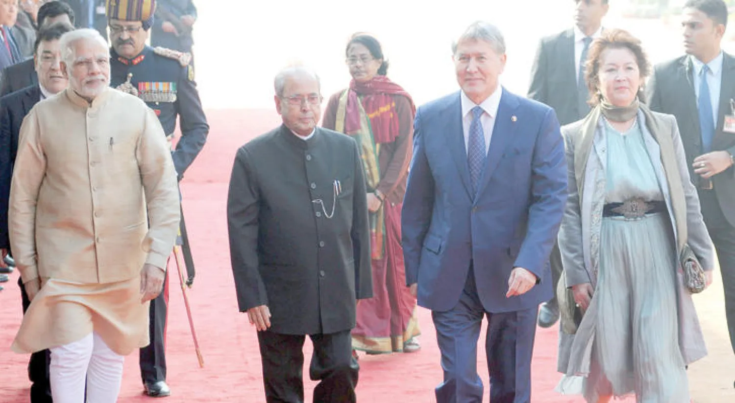 الرئيس الهندي برناب موخارجي (الثاني من اليسار) مع نظيره ألمازبيك أتامباييف رئيس جمهورية قيرغيزستان (الثاني من اليمين) ورئيس وزراء الهند ناريندرا مودي (يسار) وزوجة رئيس قيرغيزستان رئيسة إتمباييفا في نيودلهي الشهر الماضي  (إ.ب.أ)