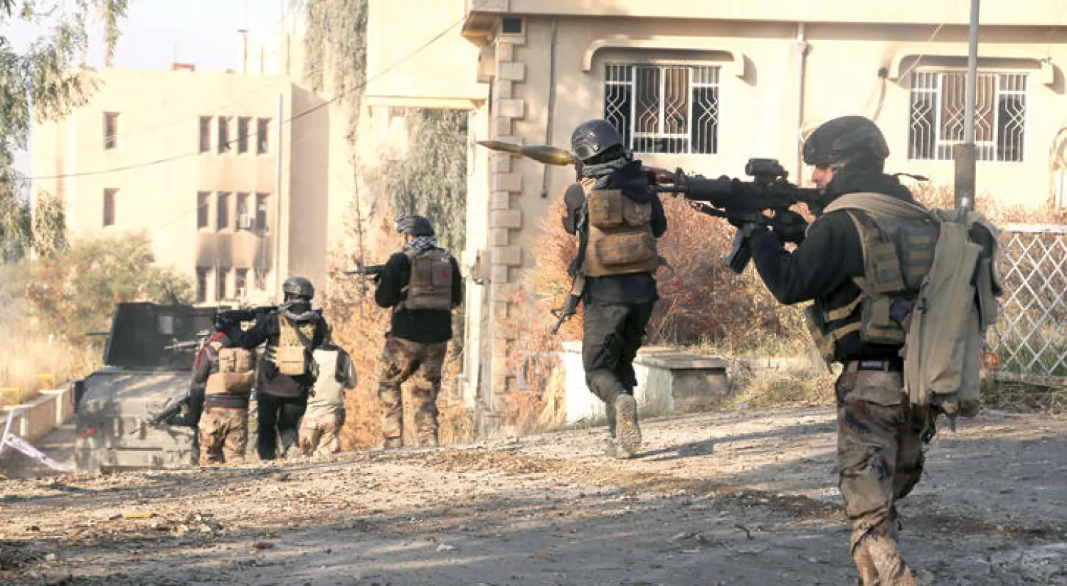 عناصر من جهاز مكافحة الإرهاب خلال مواجهة مع مسلحي «داعش» في جامعة الموصل أمس (أ.ب)