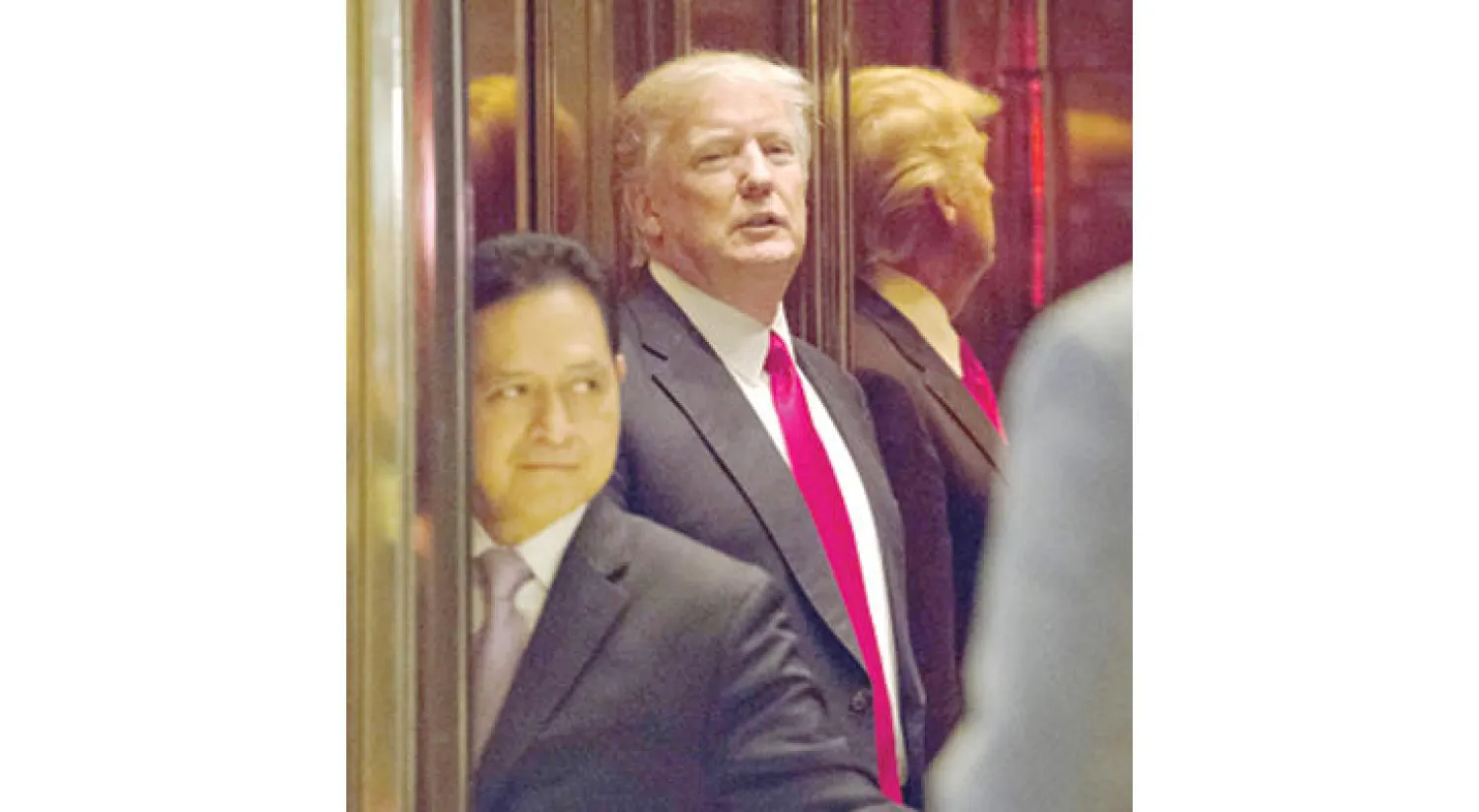 الرئيس المنتخب دونالد ترامب في برجه بنيويورك أول من أمس الجمعة (أ.ف.ب)