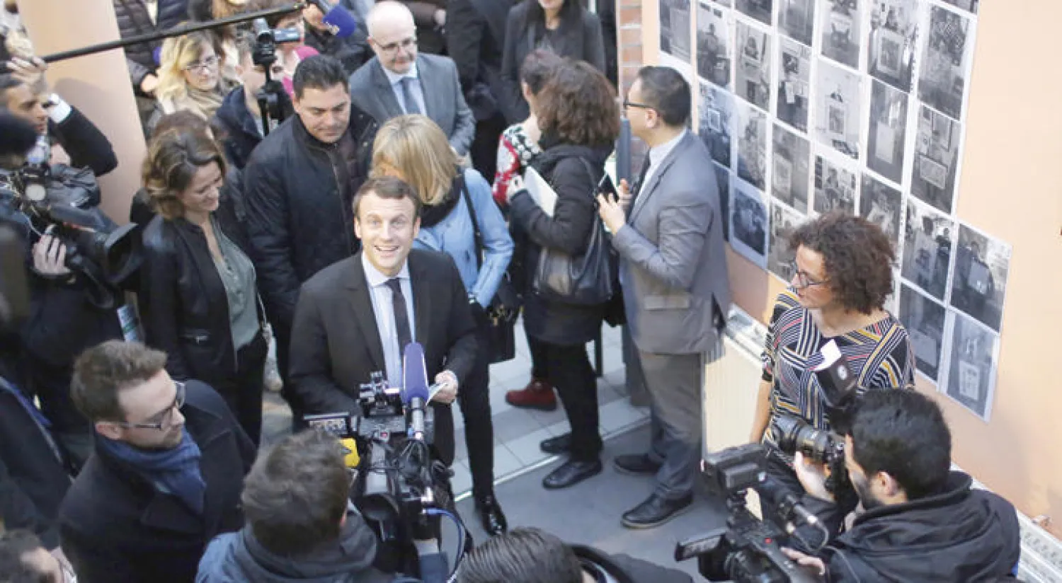ماكرون في جولة له في احدى مدارس منطقة هيلم شمال فرنسا (إ ب أ)