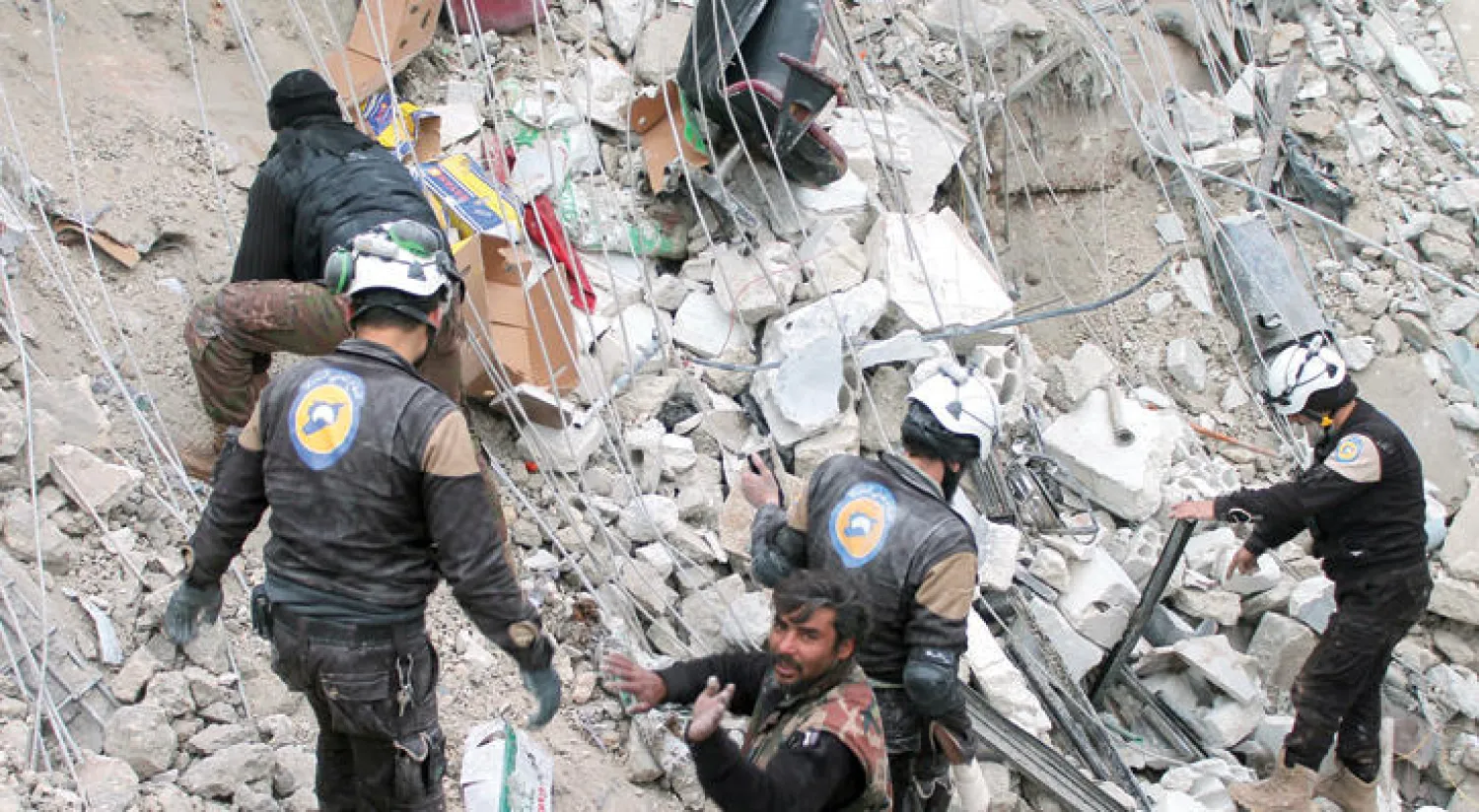 جانب من الدمار الذي خلفته غارة لطائرات النظام على احدى قرى إدلب أمس (غيتي)