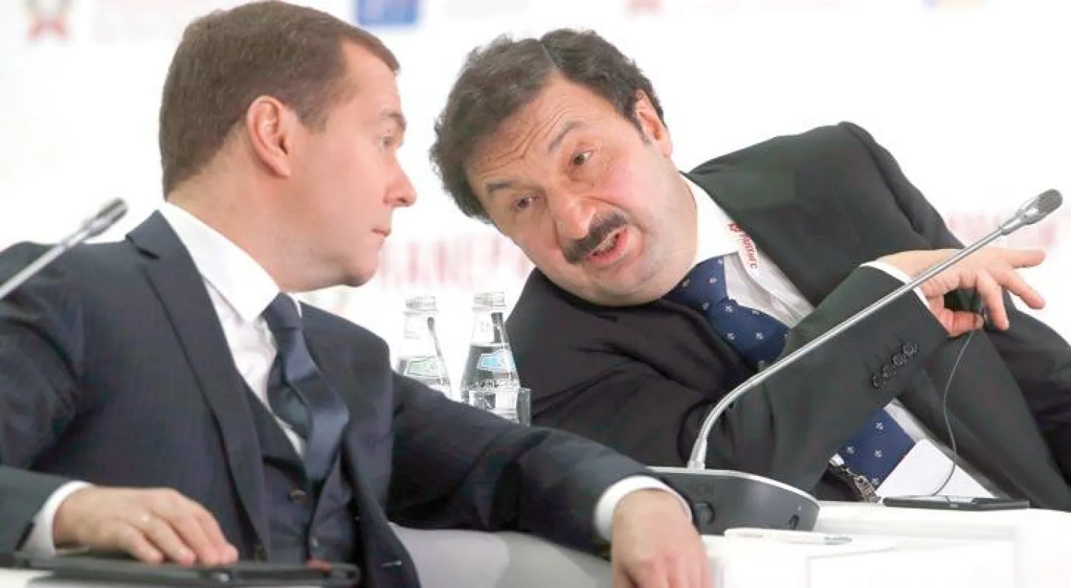 رئيس الوزراء الروسي ديميتري ميديفيديف يتحدث إلى رئيس الأكاديمية الوطنية الروسية للاقتصاد في المنتدى الاقتصادي بموسكو (إ.ب.أ)