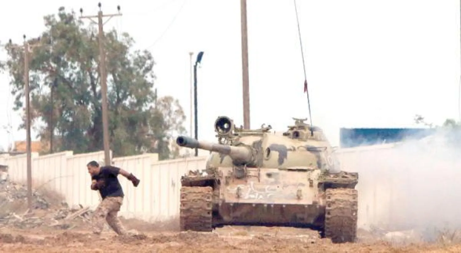 دبابة تتقدم في اتجاه منطقة قنفودة جنوب بنغازي التي ما تزال تئن تحت وطأة الهجمات المسلحة (أ.ف.ب)