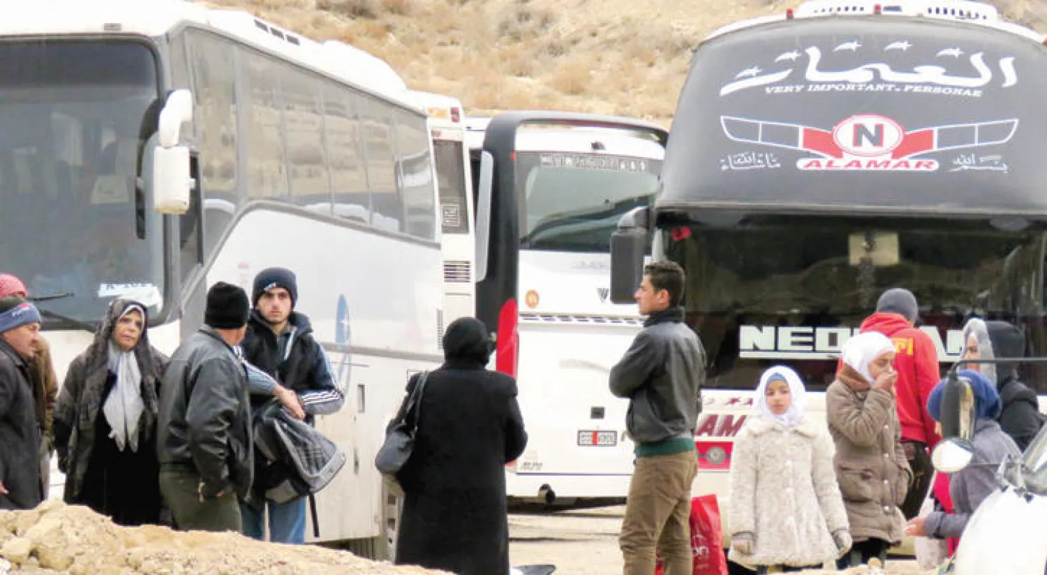 سوريون يستعدون لمغادرة عين الفيجة في وادي بردى أمس (أ.ف.ب)