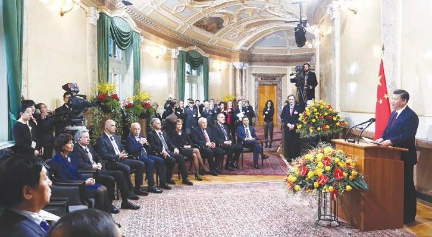 الرئيس الصيني تشي جينبينغ يخاطب نوابا سويسريين في العاصمة السويسرية بيرن أمس قبل توجهه للمشاركة في منتدى دافوس (إ.ب.أ)