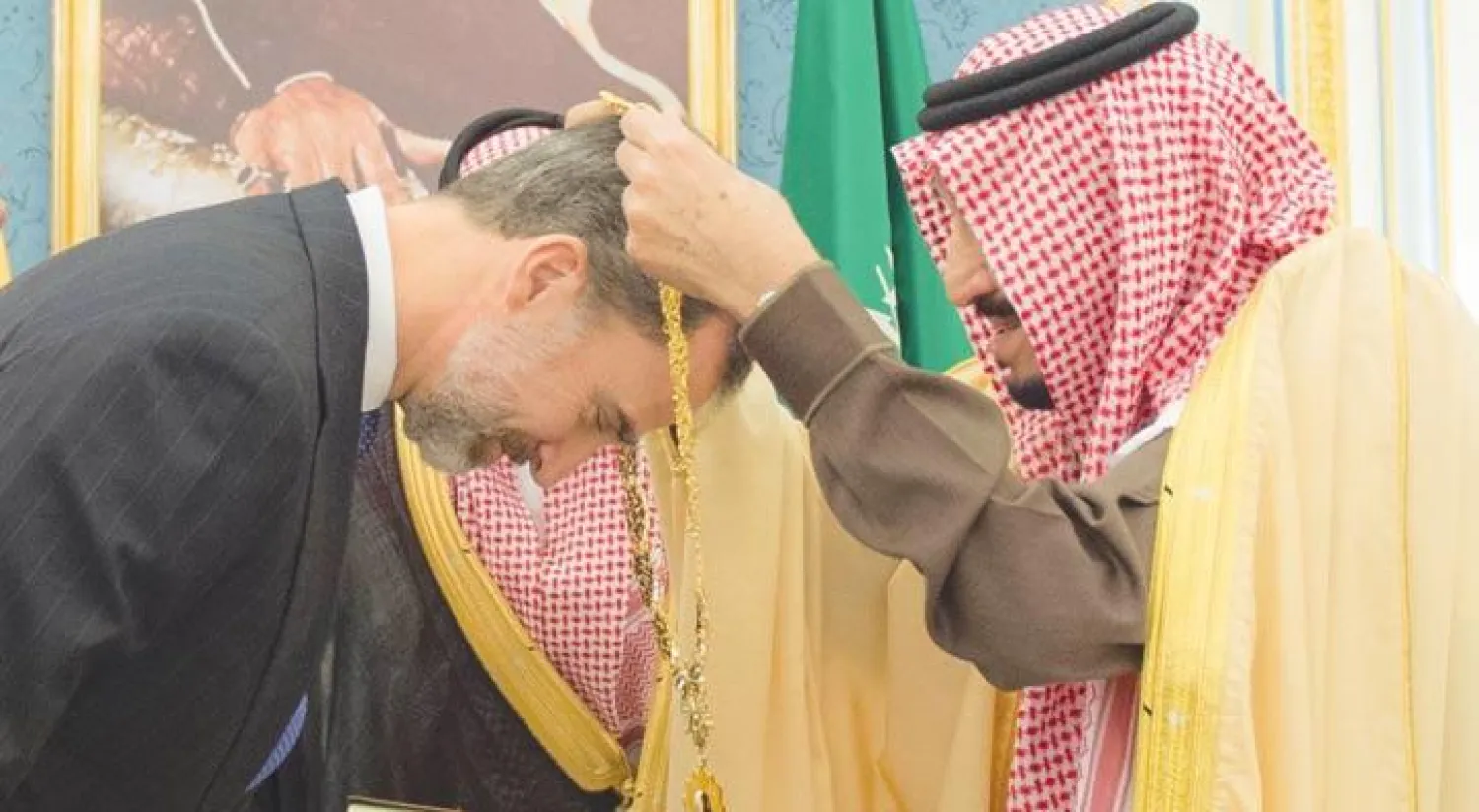 الملك سلمان في حديث مع عاهل إسبانيا فيليب لاسادس خلال حفل الاستقبال الذي أقيم بالديوان الملكي بقصر اليمامة (واس)