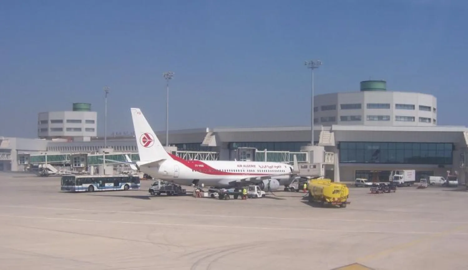 الثلوج تلغي رحلات جوية وتقطع طرقًا بالجزائر