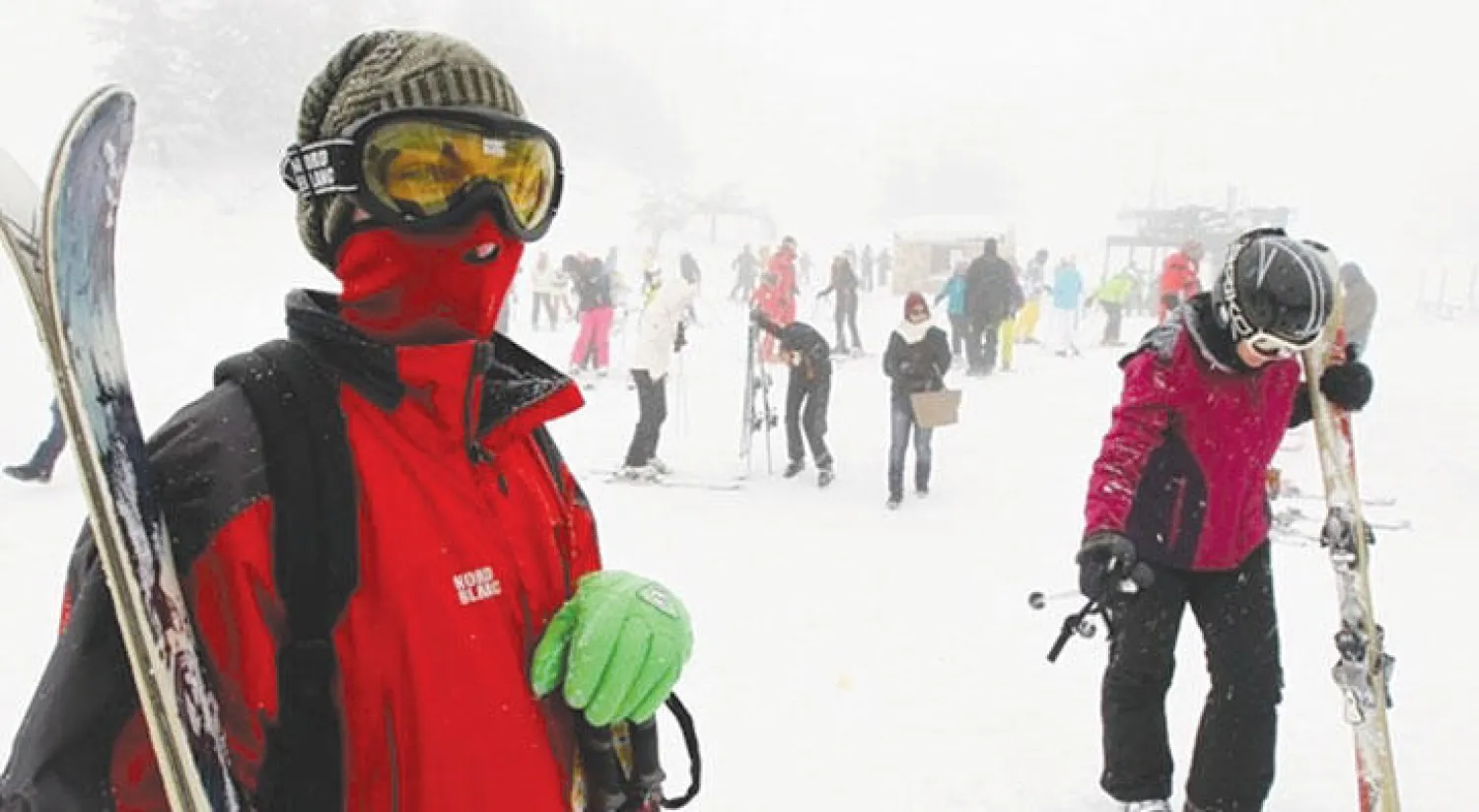 عُشاق التزلج يمارسون هوايتهم بمنطقة مزار كفر دبيان