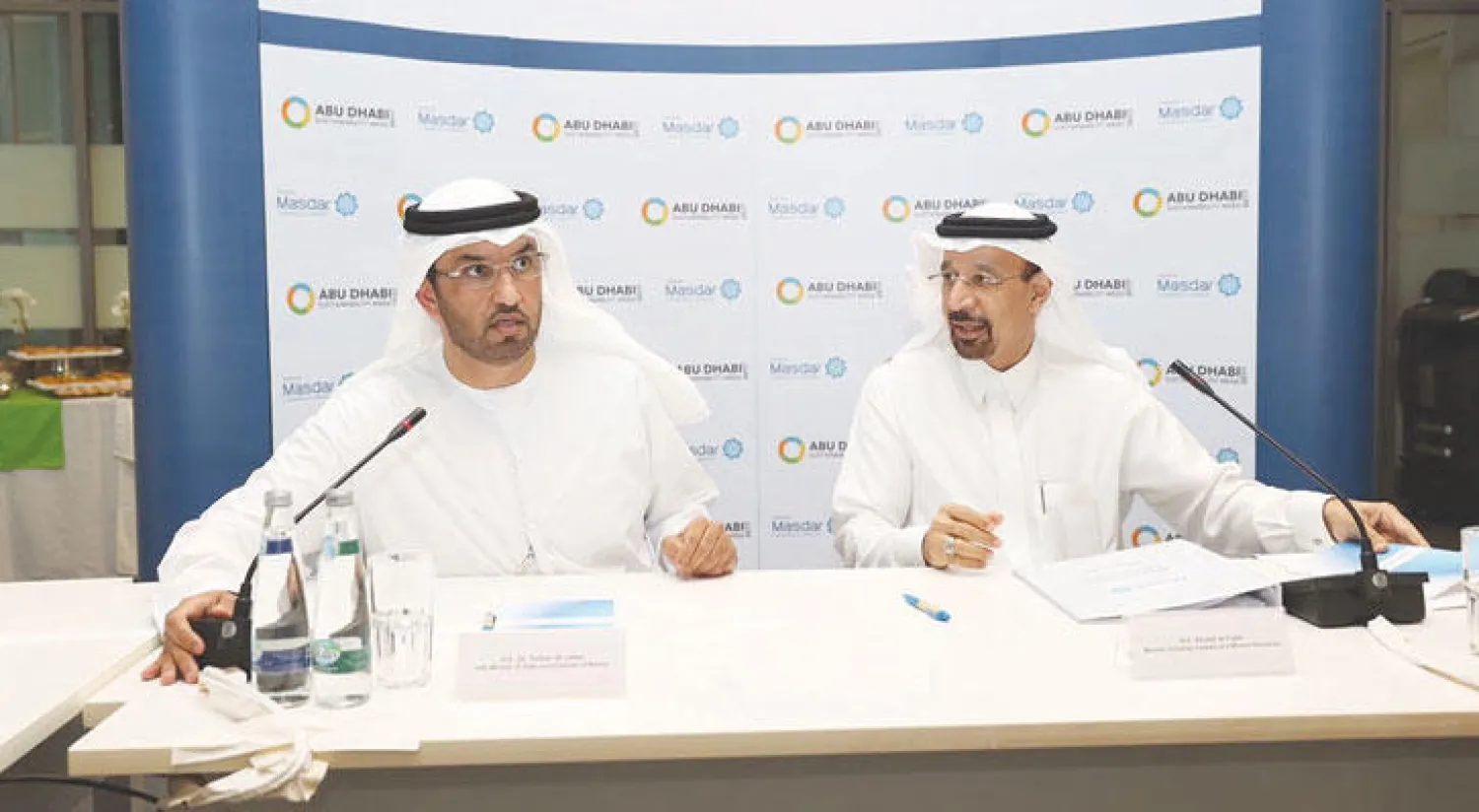 الوزير السعودي خالد الفالح والإماراتي سلطان الجابر خلال لقائهما أمس الأول على هامش زيارة لمدينة مصدر في أبوظبي  ({الشرق الأوسط})