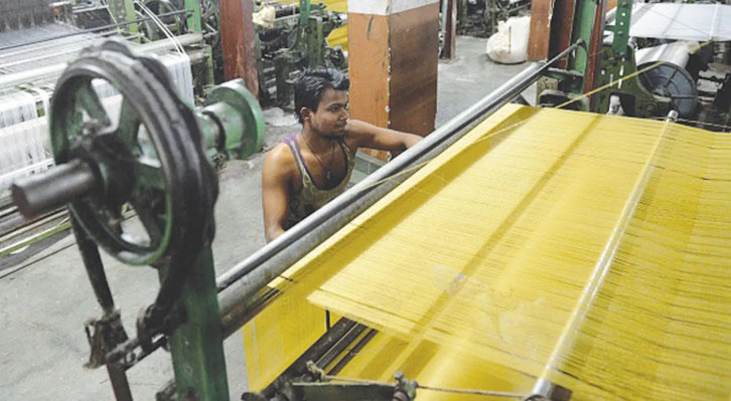 عامل هندي في أحد مصانع الأقمشة في مدينة أحمد آباد (أ.ف.ب)