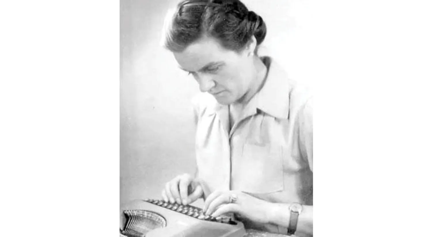 كلير هولينغوورث جالت العالم وفي حقيبتها آلة كاتبة وفرشاة أسنان