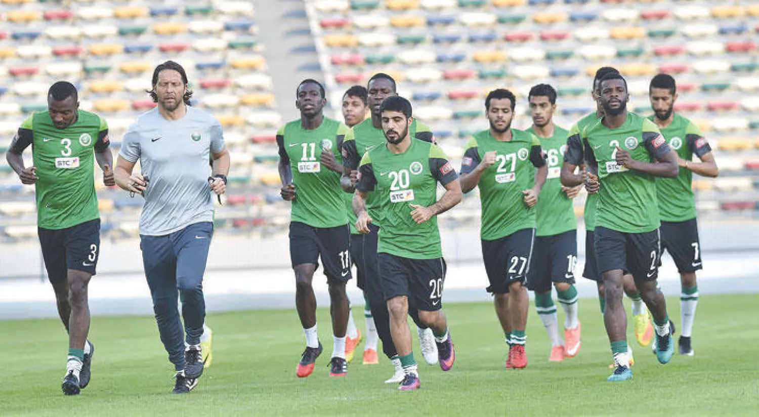 من تدريبات الأخضر في معسكر أبوظبي («الشرق الأوسط»)