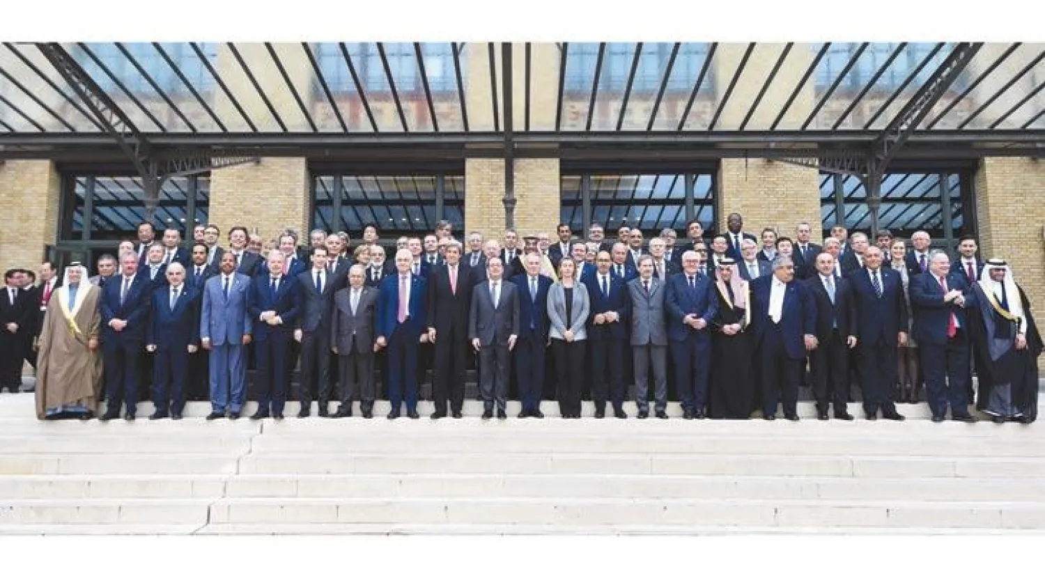 لقطة عامة لوزراء الخارجية وممثلي المنظمات الدولية المشاركين في مؤتمر باريس (أ.ف.ب)