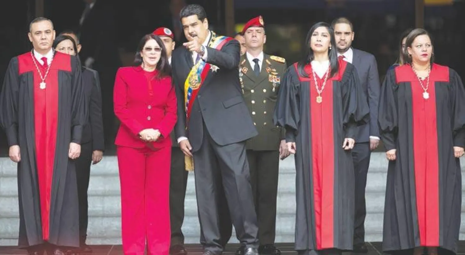 الرئيس الفنزويلي نيكولاس مادورو في حديث مع زوجته السيدة الأولى سيليا فلوريس قبل إلقاء كلمته أمام المحكمة العليا في كراكاس أول من أمس (أ.ب)