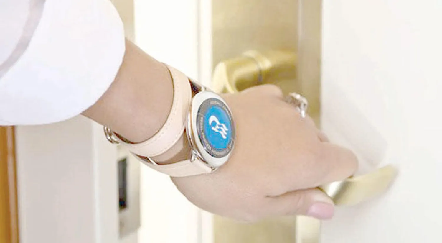 «ميدالية بحرية» تحل مكان المفاتيح والمحفظة والتذاكر