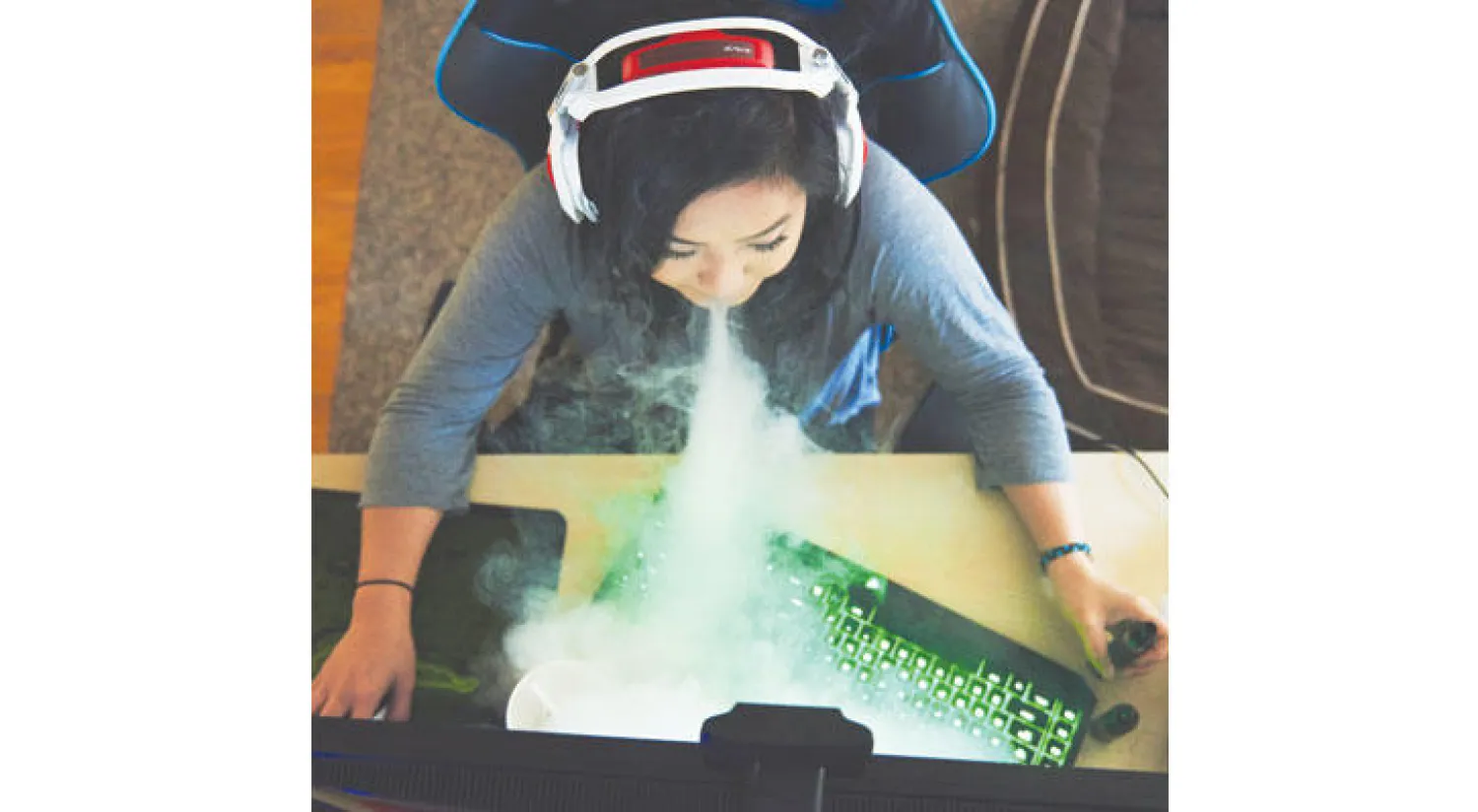 لاعبة أميركية تنفث الدخان من فمها أثناء ممارستها رياضة إلكترونية جماعية