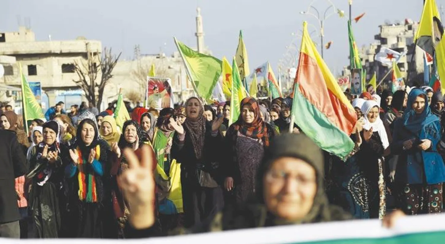 كرديات في مظاهرة بمدينة القامشلي شمال شرقي سوريا، أمس، احتجاجًا على عدم مشاركة فصائل كردية في اجتماع «آستانة» المقبل (أ.ف.ب)