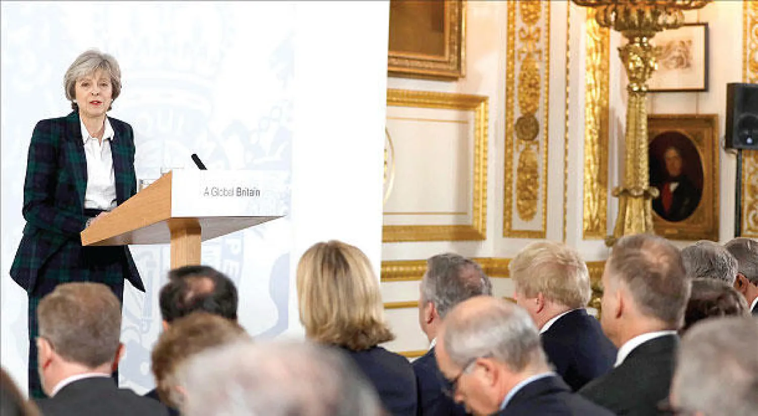 رئيسة الوزراء البريطانية تيريزا ماي تتحدث حول الخروج من الاتحاد الأوربي في لانكستر هاوس في لندن أمس (رويترز)