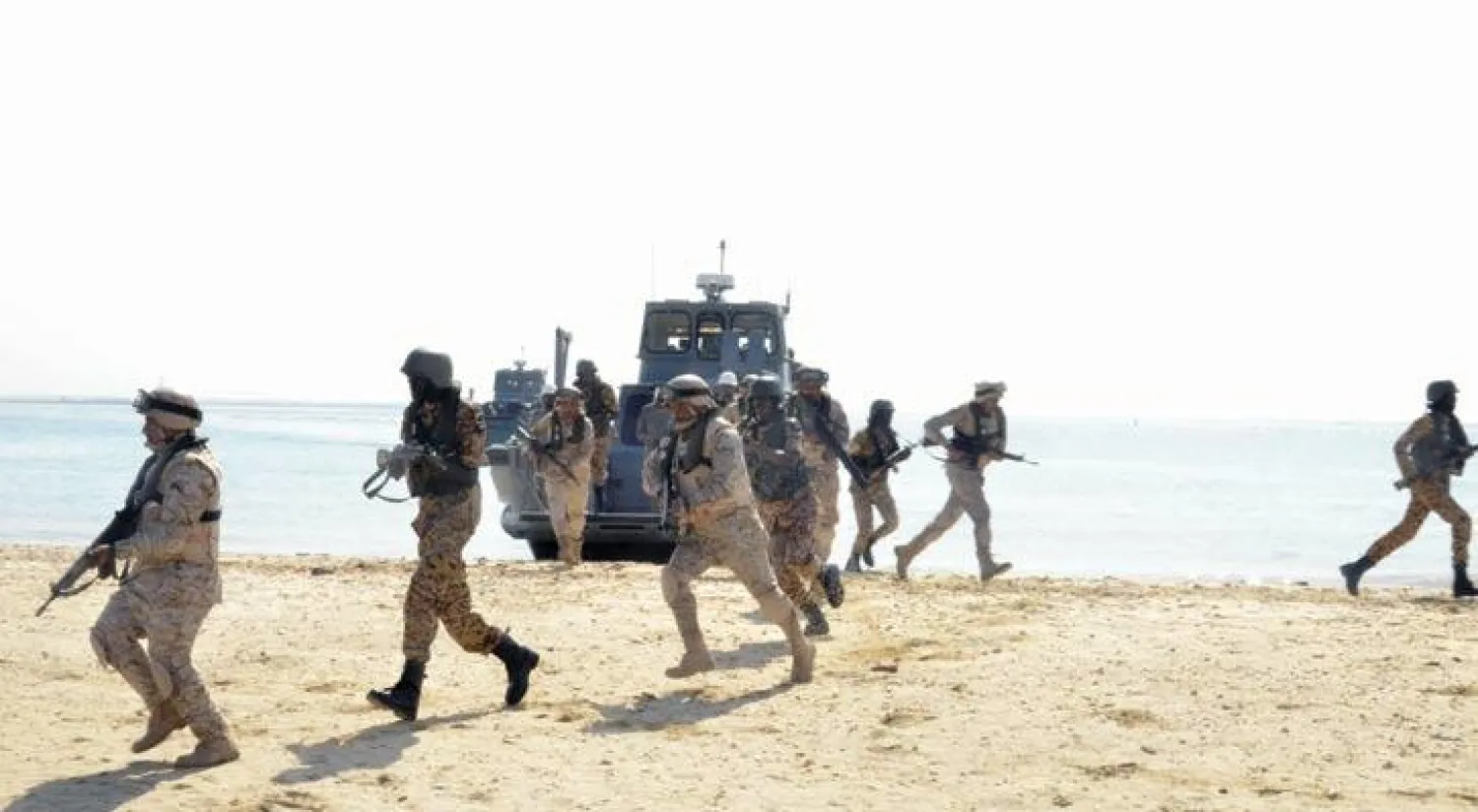 لقطتان من فعاليات التمرين السعودي السوداني البحري (الفلك 2) الذي شهد عمليات اقتحام وإنزال جوي (واس)