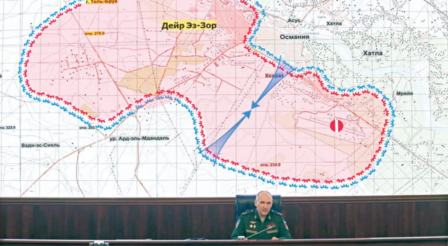 مدير العمليات الرئيسية لهيئة الأركان العامة للقوات المسلحة الروسية الجنرال سيرغي رودسكوي في مؤتمر لوسائل الإعلام أمس في موسكو يشرح التقدم الذي تم إنجازه في مكافحة الإرهاب في سوريا (إ.ب.أ)