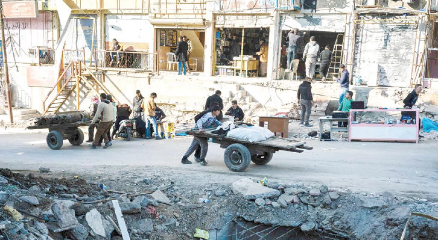 مظاهر الحياة تعود إلى حي الزهراء بشرق الموصل بعد تحريرها أمس (أ.ف.ب)