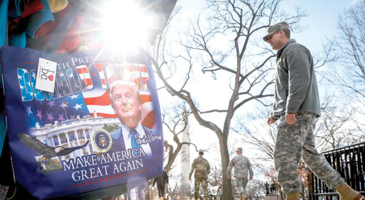 جانب من الاستعدادات لحفل التنصيب في واشنطن (أ.ب)