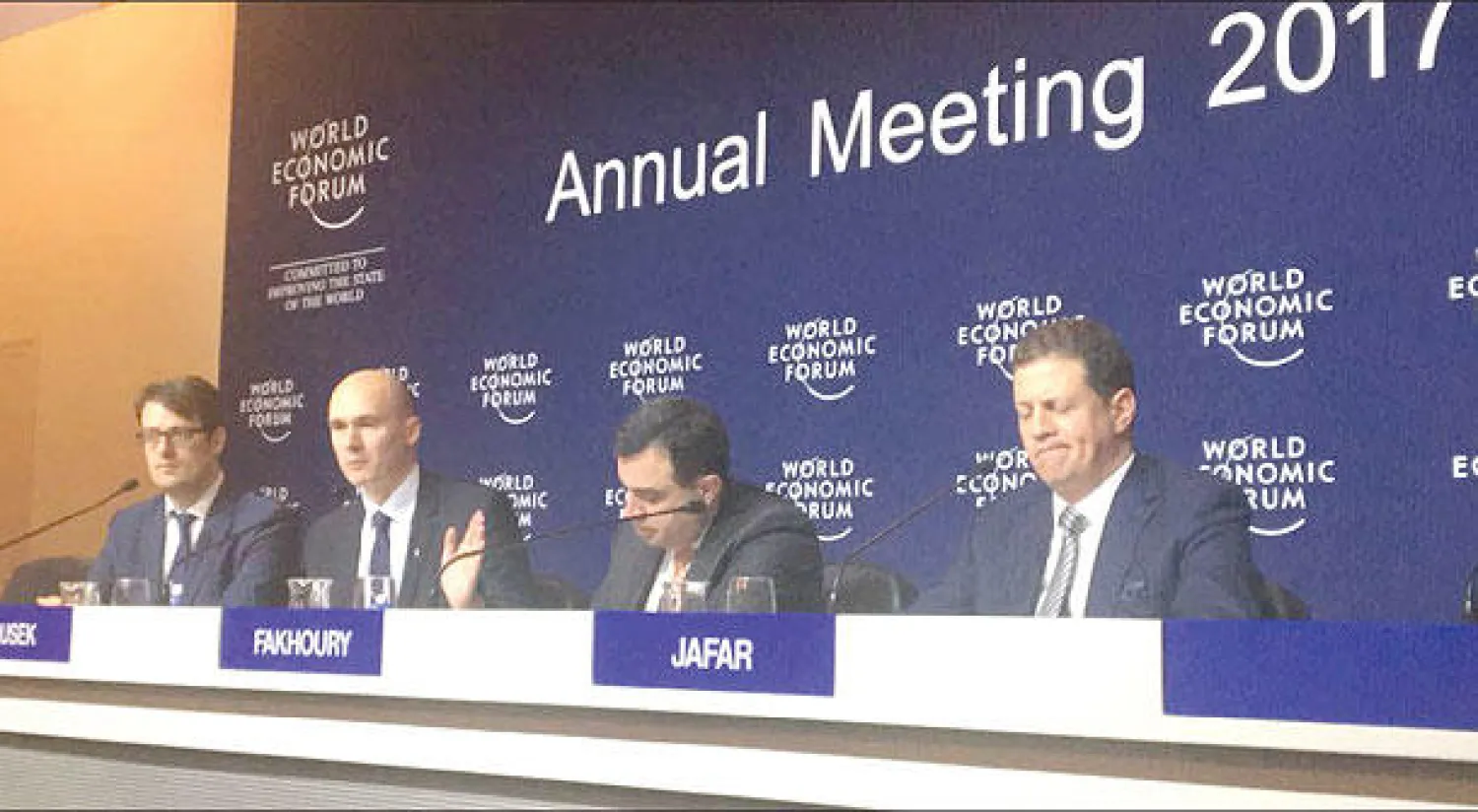 جانب من جلسة تناولت الإصلاحات الاقتصادية في العالم العربي بمنتدى دافوس أمس («الشرق الأوسط})