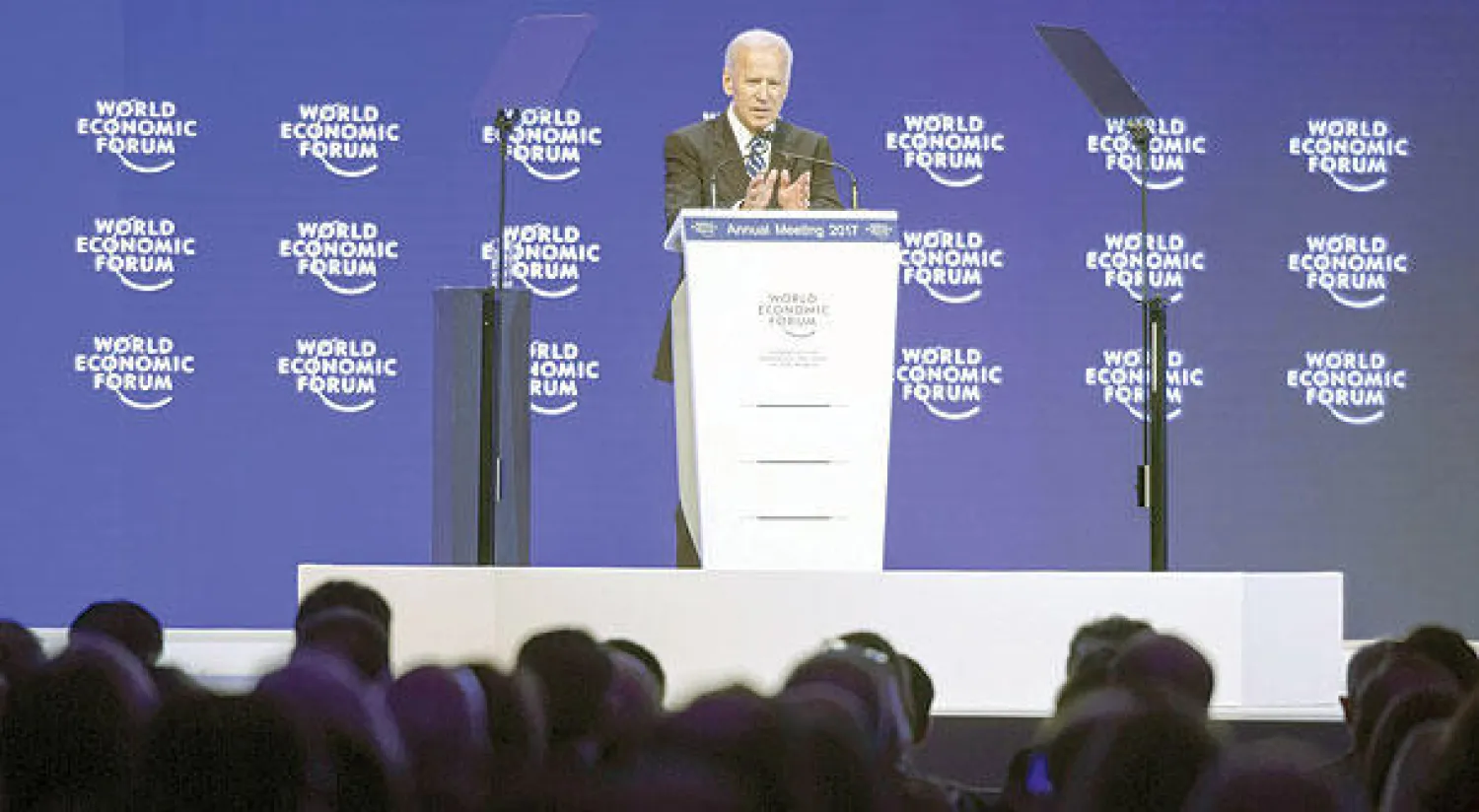 نائب الرئيس الأميركي المنتهية ولايته جو بايدن لدى إلقاء كلمته أمام منتدى دافوس أمس (أ.ف.ب)