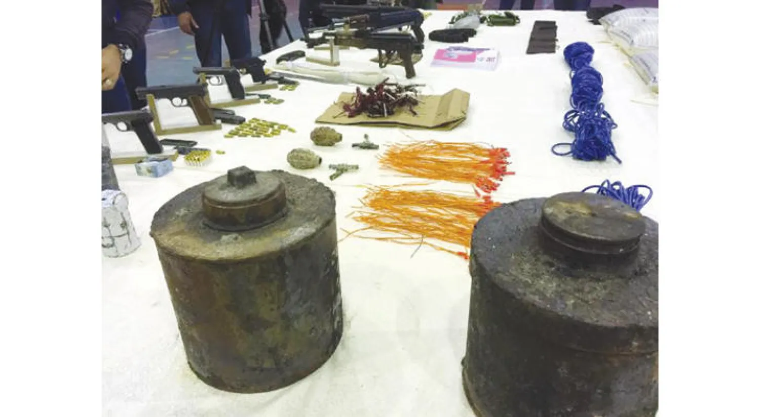 أسلحة وأدوات تفجير تم ضبطها في حملة على «داعش»