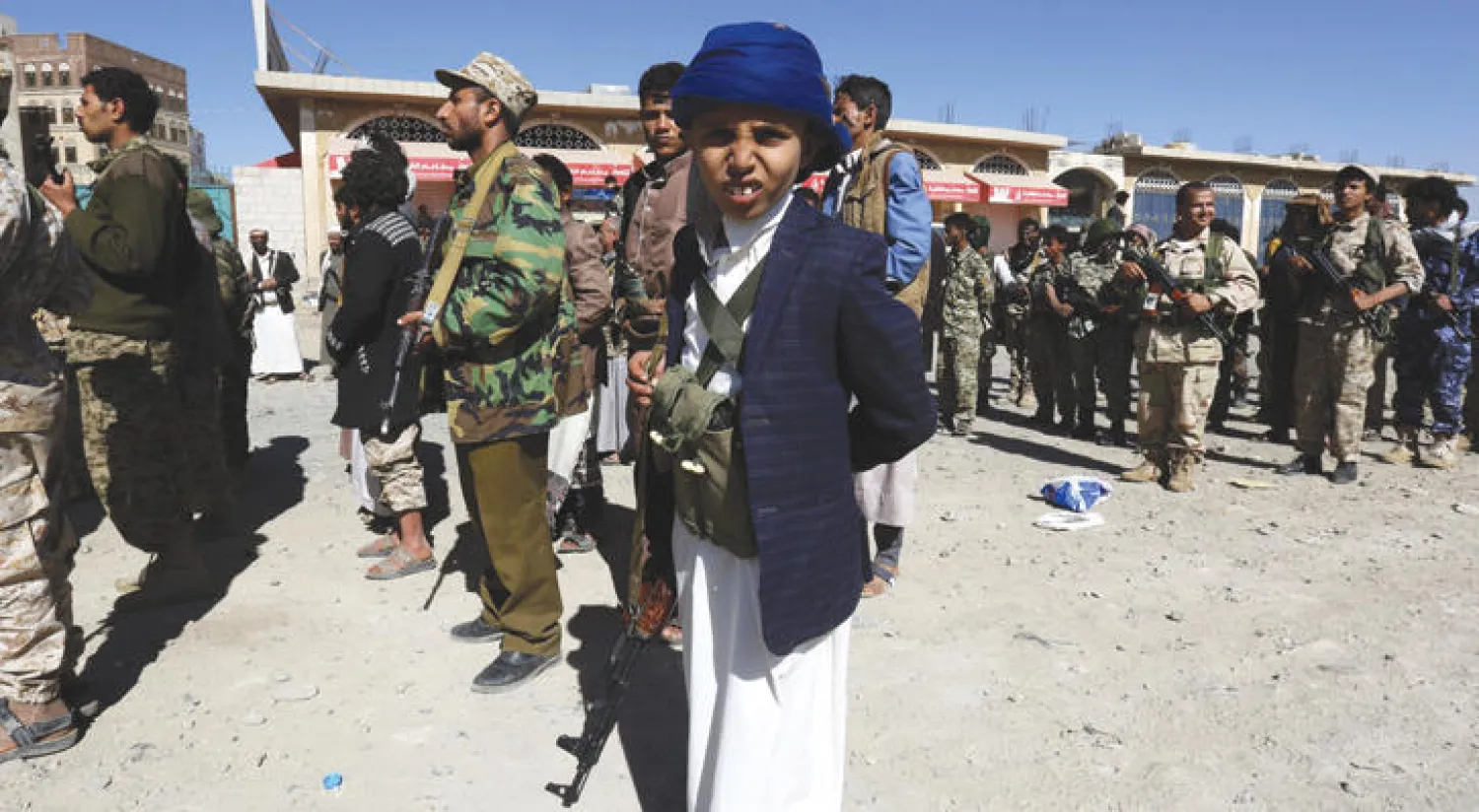 طفل يمني يحمل سلاحًا في تجمع للقوات الموالية للحوثي وصالح في صنعاء أمس  (إ.ب.أ)