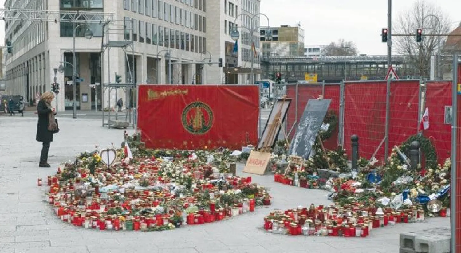 أكاليل من الورود على أرواح الضحايا قي حادث الدهس 19 ديسمبر وسط برلين أمس («الشرق الأوسط»)