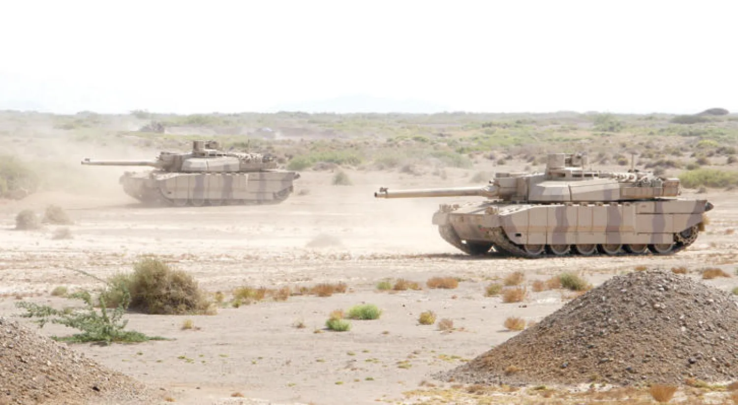 آليات تابعة للجيش اليمني قرب محيط مدينة المخا المطلة على ساحل البحر الأحمر أمس (أ.ف.ب)