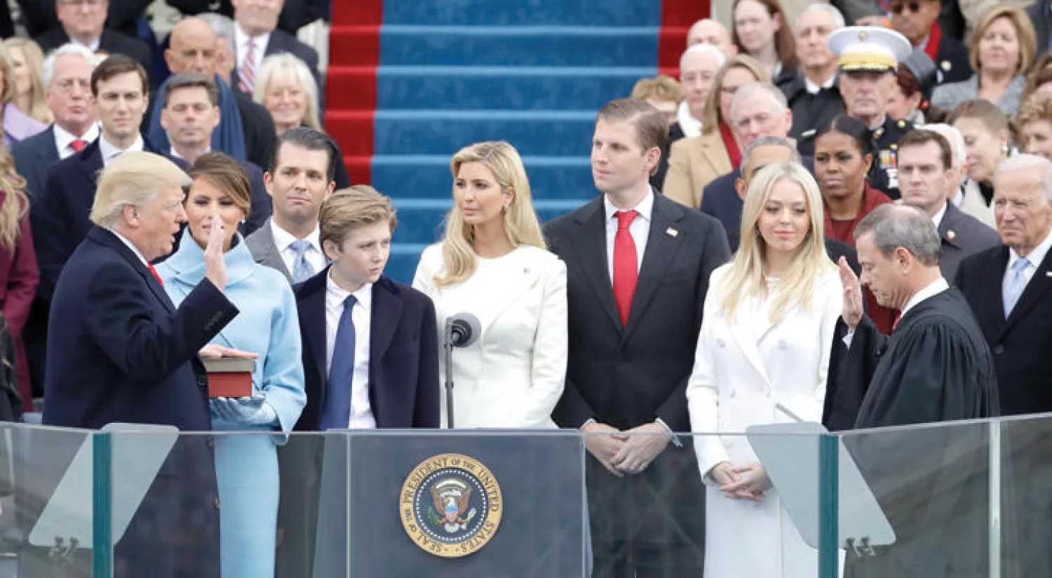 الرئيس دونالد ترامب محاطا بأفراد عائلته أثناء تأدية القسم (أ.ب)