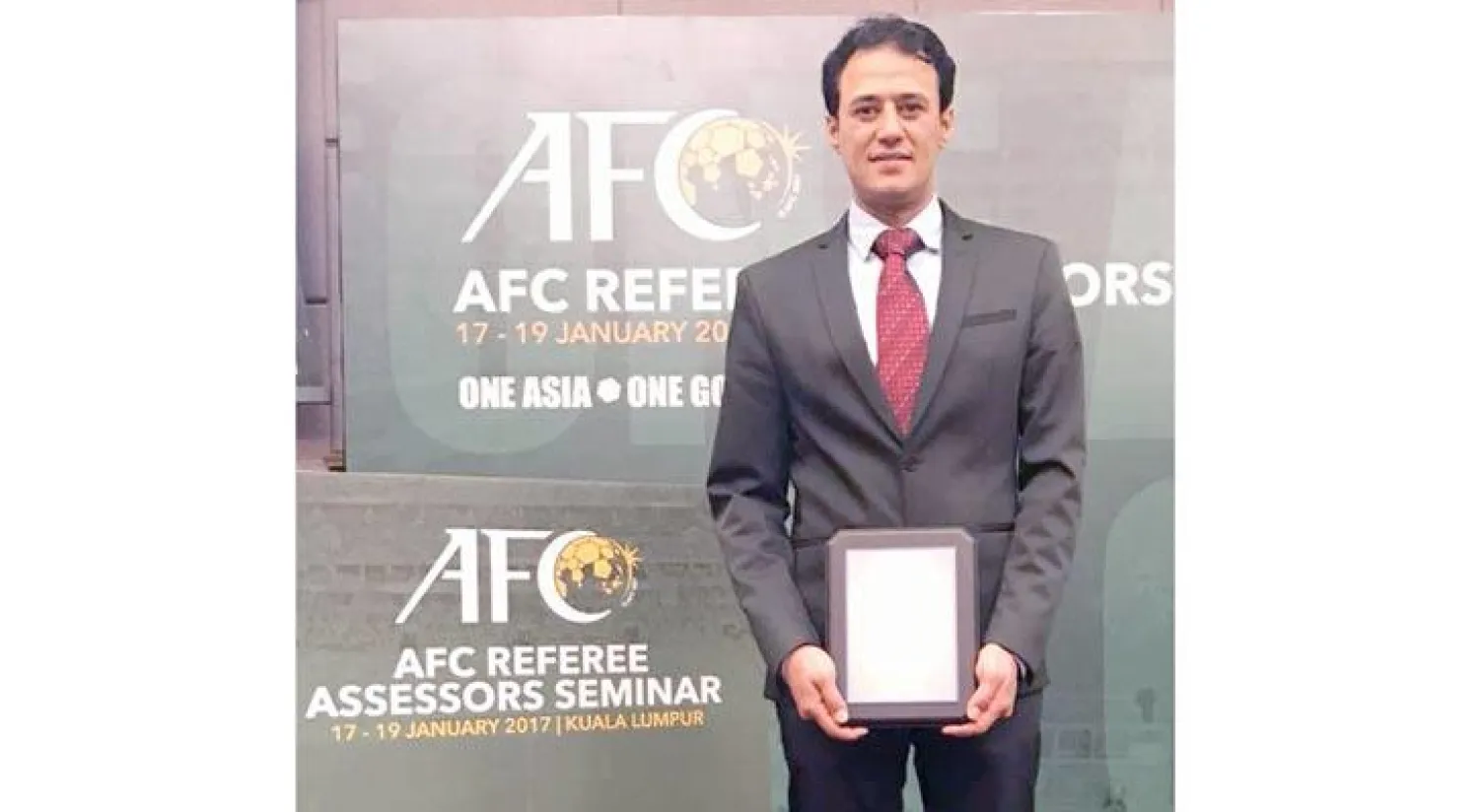 الحكم السعودي مرعي العواجي بعد تكريمه من قبل الاتحاد الآسيوي («الشرق الأوسط»)