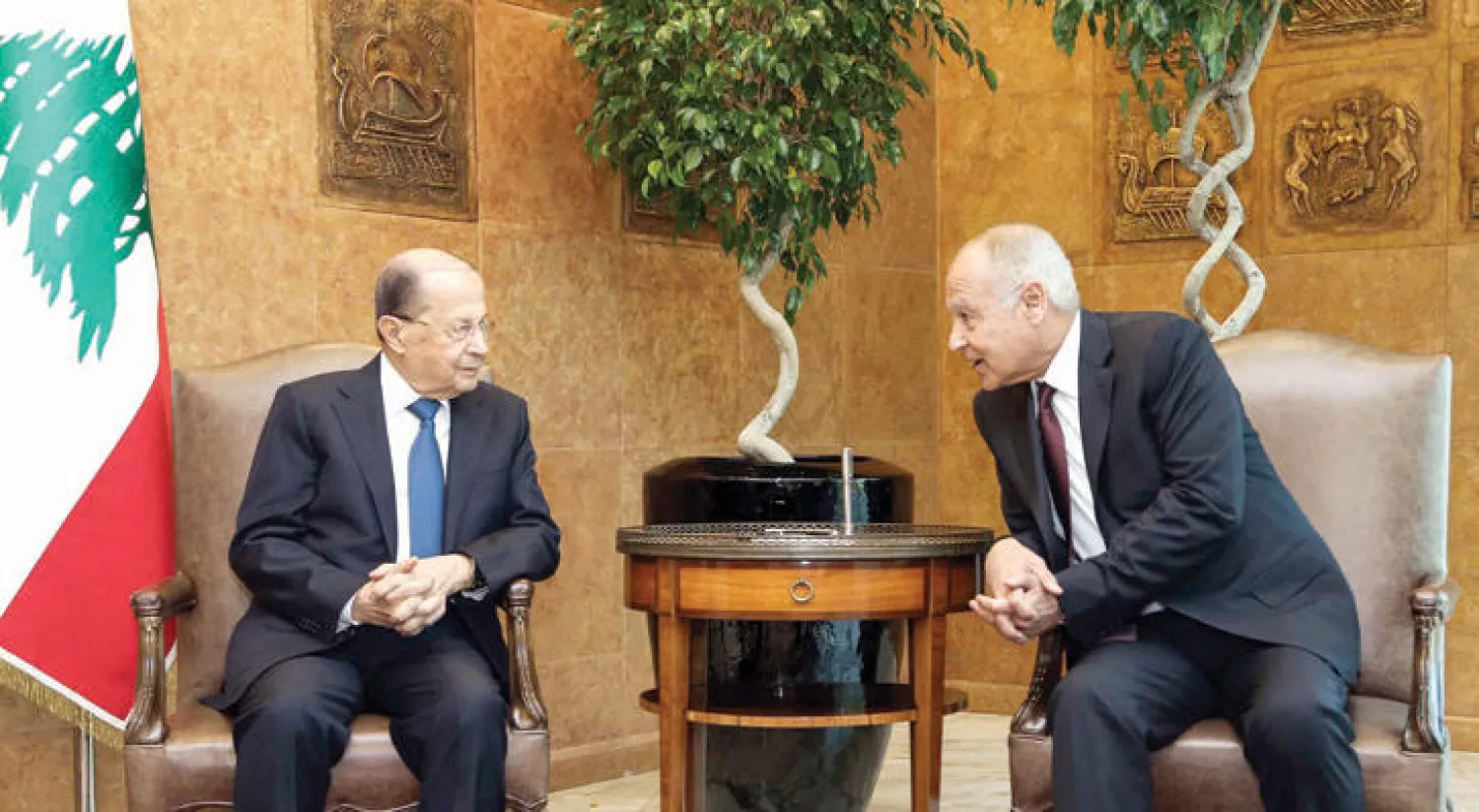 الرئيس ميشال عون لدى لقائه الأمين العام لجامعة الدول العربية في بيروت أمس (دالاتي ونهرا)