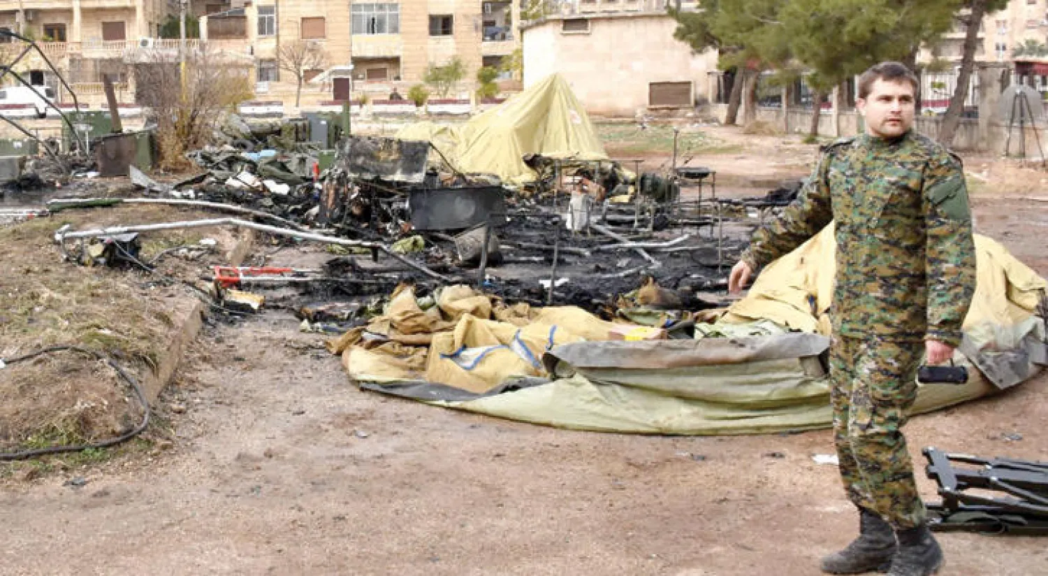 جندي روسي في أحد احياء غرب حلب (أ ف ب)