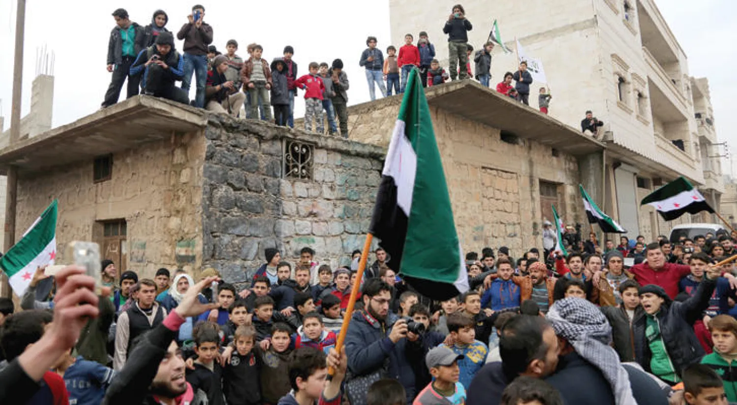 سوريون يتظاهرون ضد نظام الأسد في أتارب بحلب أمس (غيتي)