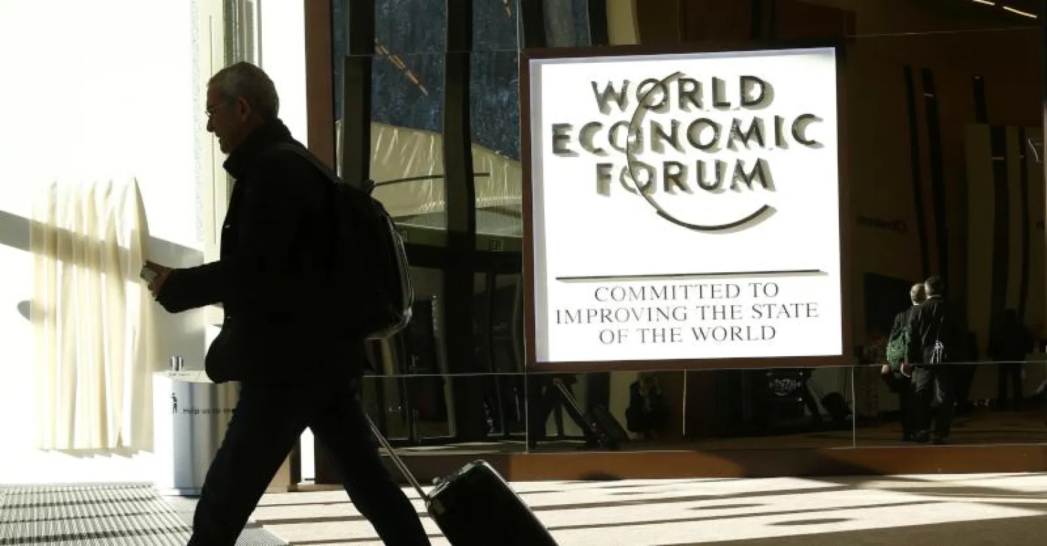 أحد الحضور يغادر قاعة المؤتمرات بمنتدى دافوس الاقتصادي العالمي