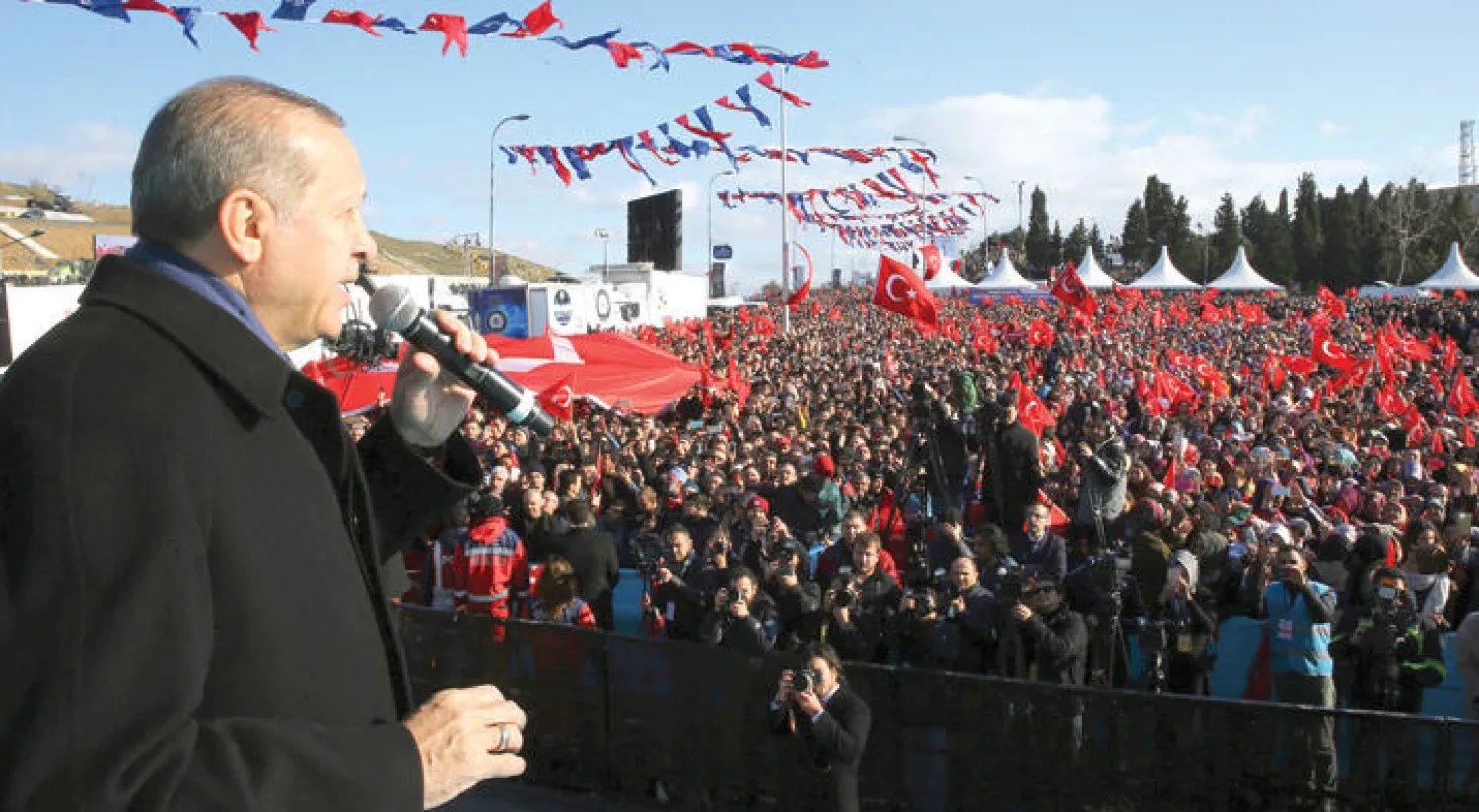 الرئيس التركي رجب طيب أردوغان أثناء إلقائه خطاباً في حشد من المواطنين بإسطنبول أمس (أ.ب)
