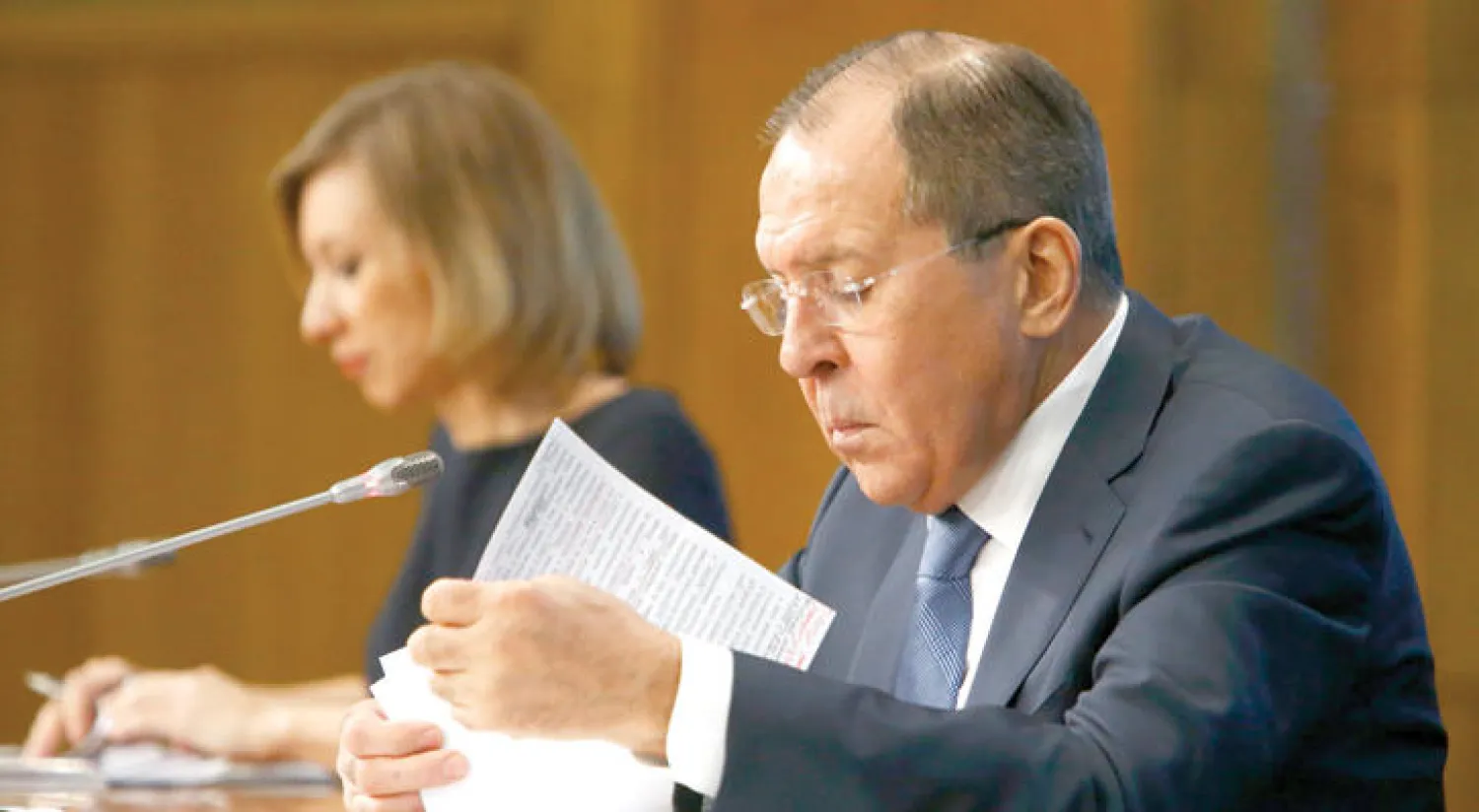 وزير الخارجية الروسي سيرغي لافروف ومتحدثة الخارجية الروسية ماريا زاخاروفا في مؤتمر صحافي بموسكو أمس (رويترز)