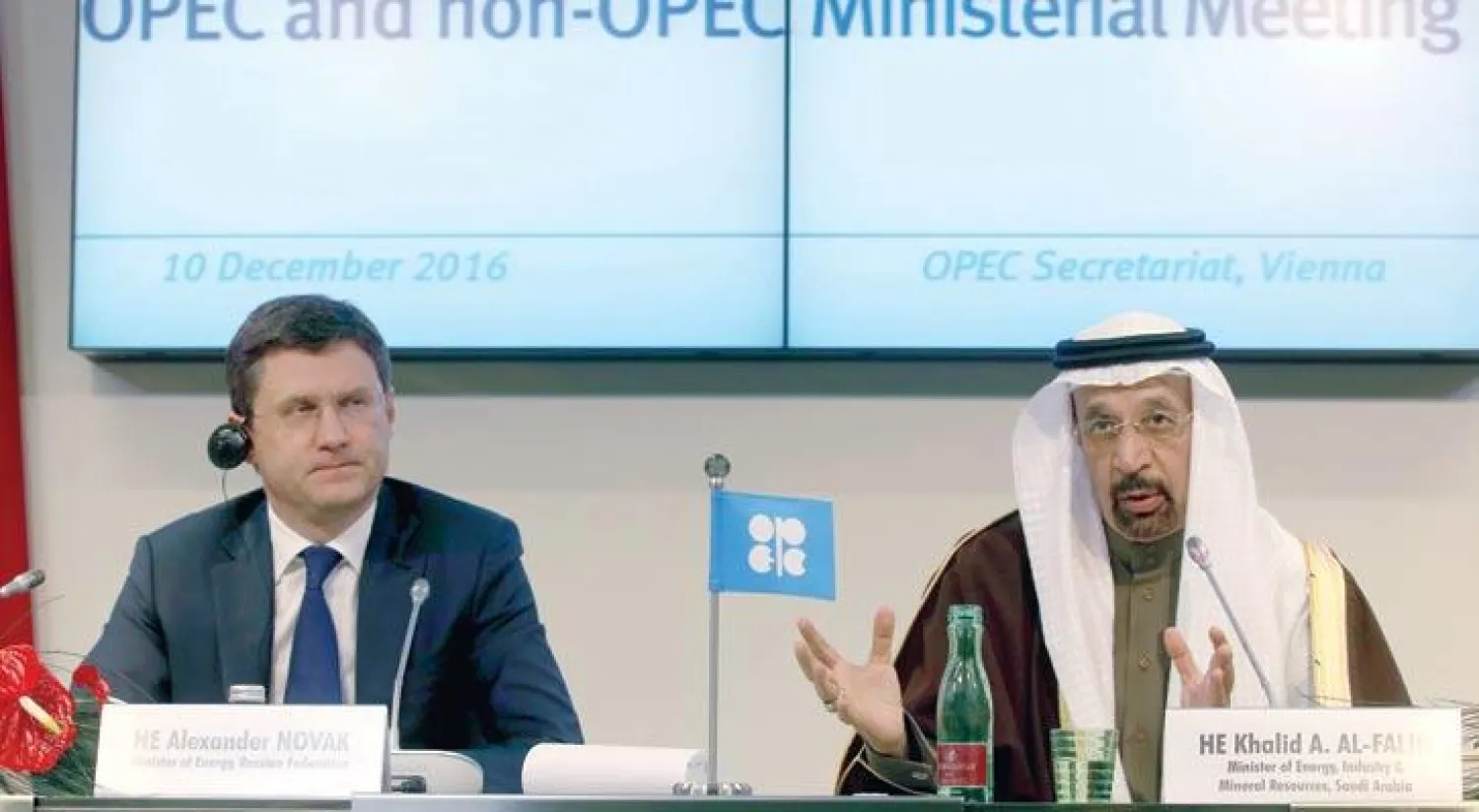 وزير الطاقة السعودي خالد الفالح ونظيره الروسي في مؤتمر صحافي في فيينا على هامش اجتماعات أوبك (أ ب)