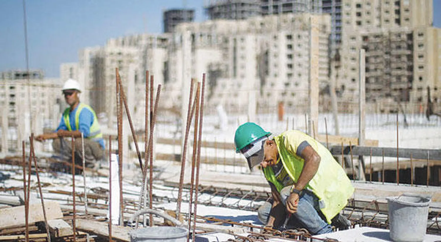 نمو ملحوظ في المشروعات الضخمة التي تقوم الحكومة المصرية بتوكيل تنفيذها للقطاع الخاص (رويترز)